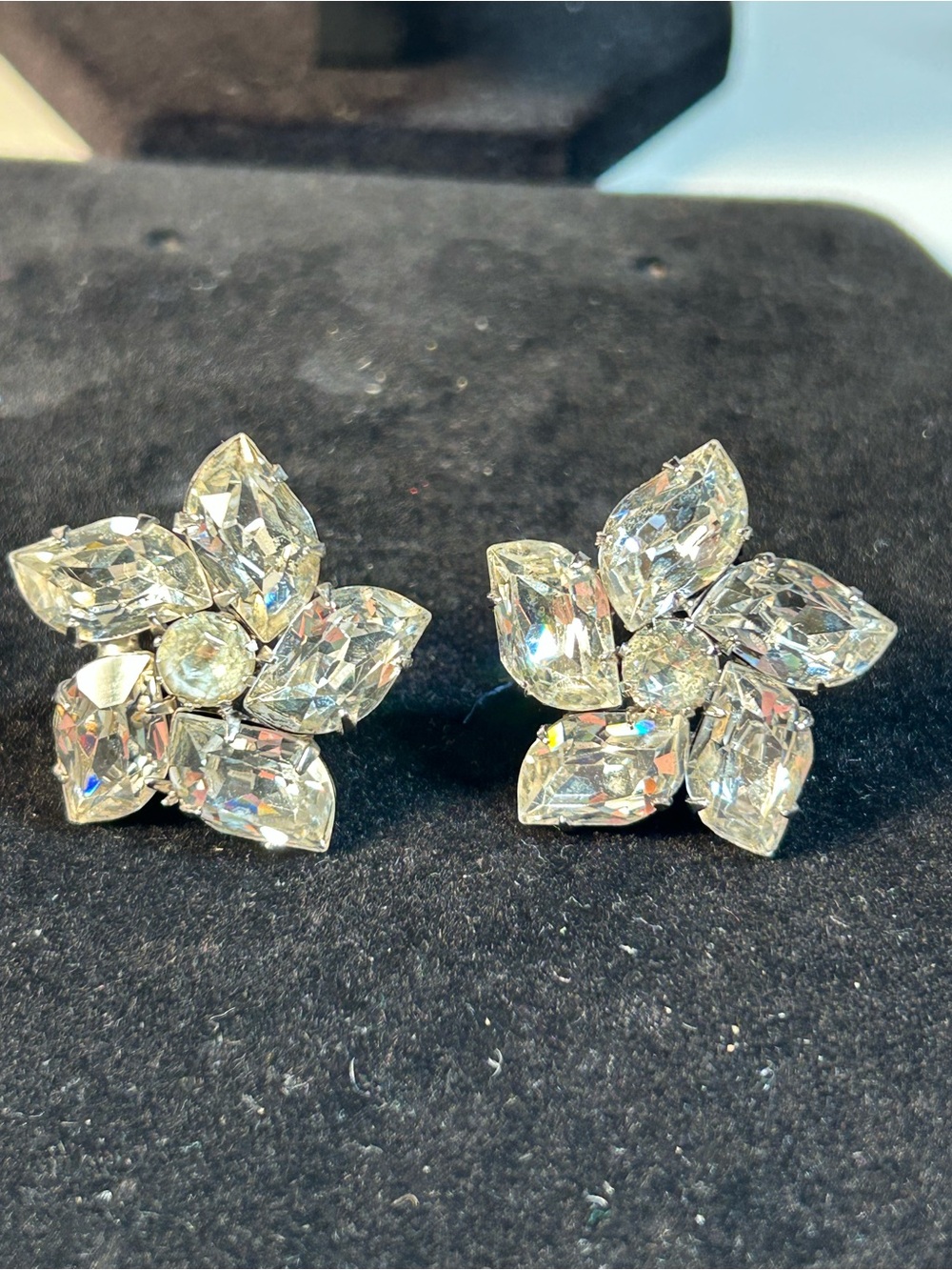 Vintage Weiss Rhinestone Flower Pinwheel Clip On Earrings Rhodium Plated
